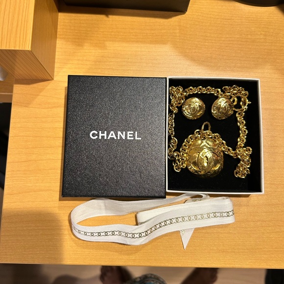 💝 Auth CHANEL Set CC Logo Chain Pendant Necklace with Earrings + Box💝 - Picture 3 of 10